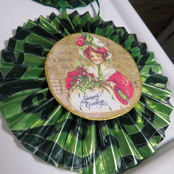 Victorian Christmas 3-D Rosettes large (20) collection - Picture 5 of 16
